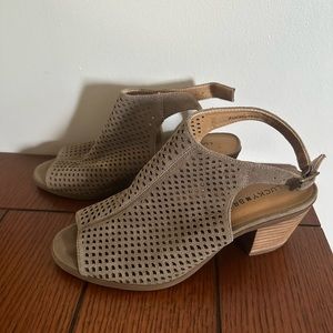 Lucky Brand Suede Sandal with Buckle. Size 8.5